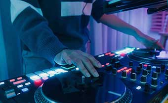 DJ